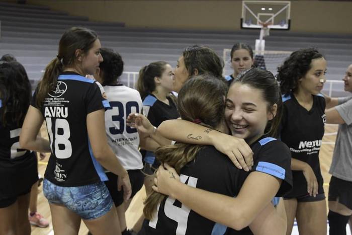 Plantel femenino de handball, luego de consagrarse campeón en el UniverPunta 2023. Foto: Intendencia de Maldonado