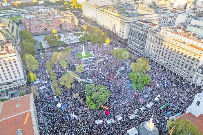 Marcha de protestas por el ajuste presupuestario a las universidades públicas, el 23 de abril, en Buenos Aires. · Foto: Luis Robayo, AFP