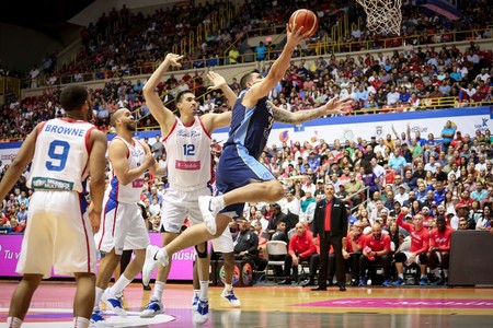 Esteban Batista, de Uruguay y Jorge Bryan Díaz, de Puerto Rico, en el Coliseo Roberto Clemente, de San Juan de Puerto Rico. Foto: FIBA.com Esteban Batista, de Uruguay y Jorge Bryan Díaz, de Puerto Rico, en el Coliseo Roberto Clemente, de San Juan de Puerto Rico. Foto: FIBA.com