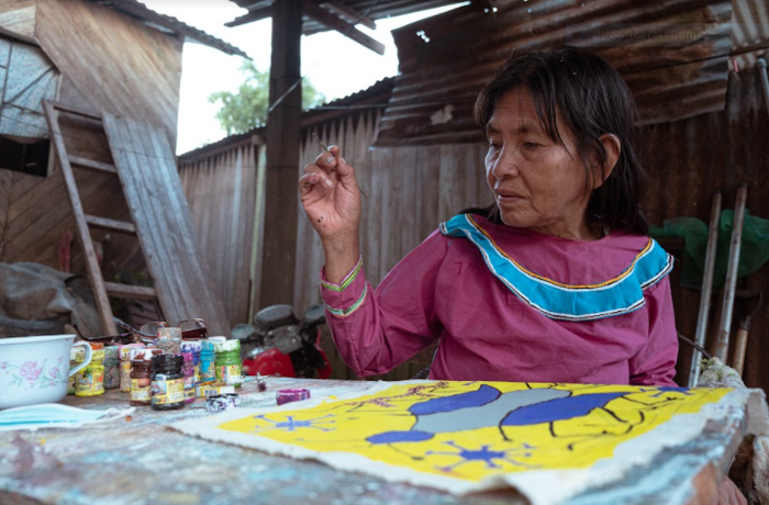 La artista Lastenia Canayo, del pueblo sihipibo-konibo, en la Amazonía de Perú. Foto: David Díaz, gentileza de Ojo Público.