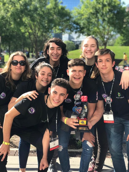 Equipo de Mig_Botics tras ganar el premio Against All Odds de la competencia FLL, en Houston, Estados Unidos.
Foto: Plan Ceibal
Equipo de Mig_Botics tras ganar el premio Against All Odds de la competencia FLL, en Houston, Estados Unidos.
Foto: Plan Ceibal