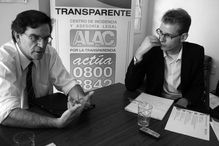 Felipe Ortiz de Taranco, presidente de Uruguay Transparente, y Conrad Zellmann, miembro del Secretariado Ejecutivo de Transparencia Internacional.  · Foto: Victoria Rodríguez