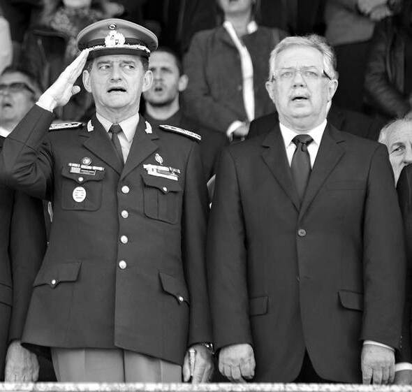 Guido Manini Ríos y Jorge Menéndez, el jueves, durante el acto del Día del Ejército. Foto: Andrés Cuenca (archivo, mayo de 2017)