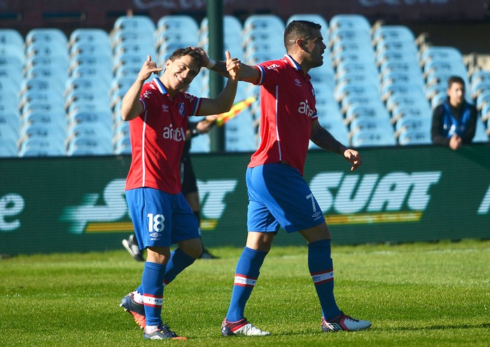 Sebastián Fernández y Luis Aguiar, tras el tercer gol de Nacional a Fénix, en el estadio Centenario. · Foto: Pablo Vignali