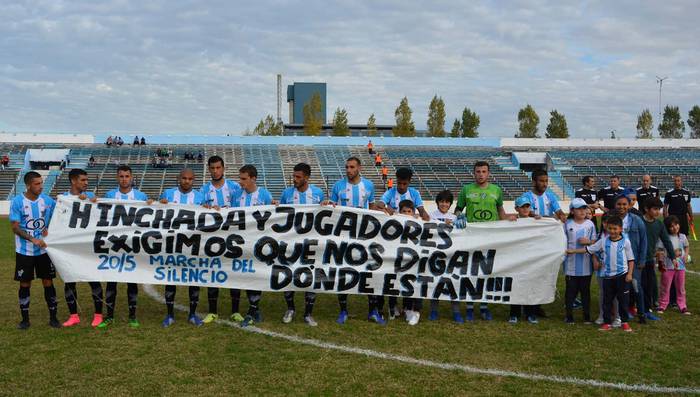 Los jugadores de Cerro, previo al partido ante Juventud, en el estadio Luis Tróccoli. foto: gentileza de "El fútbol y el calefón"