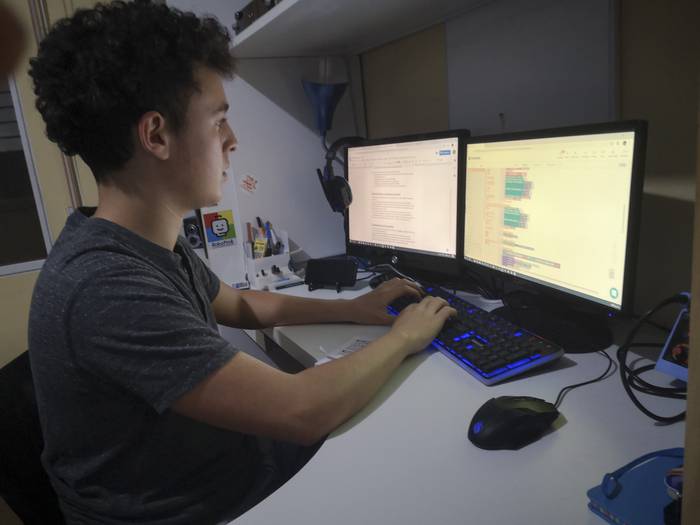 Estudiante de The Electric Factory trabaja en la aplicación Coronatracker durante una hackaton. 