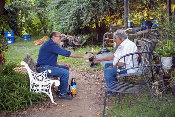 José Mujica y Daniel Martínez, en la casa de Mujica. Foto: prensa de Daniel Martínez José Mujica y Daniel Martínez, en la casa de Mujica. Foto: prensa de Daniel Martínez