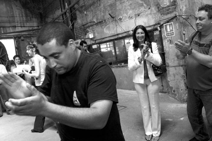 Hyara Rodríguez y trabajadores de la Curtiembre Cooperativa Uruven, ayer durante la firma del acuerdo. · Foto: Victoria Rodríguez