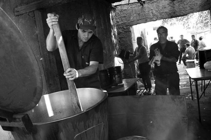 Trabajadores de Metzen y Sena, en la olla popular que instalaron a partir del cierre de la planta, que alimenta a más  de 200 personas. · Foto: Victoria Rodríguez