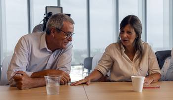 Jaime Saavedra y Claudia Romero, el 25 de febrero, en el edificio Plaza Alemania. · Foto: Rodrigo Viera Amaral