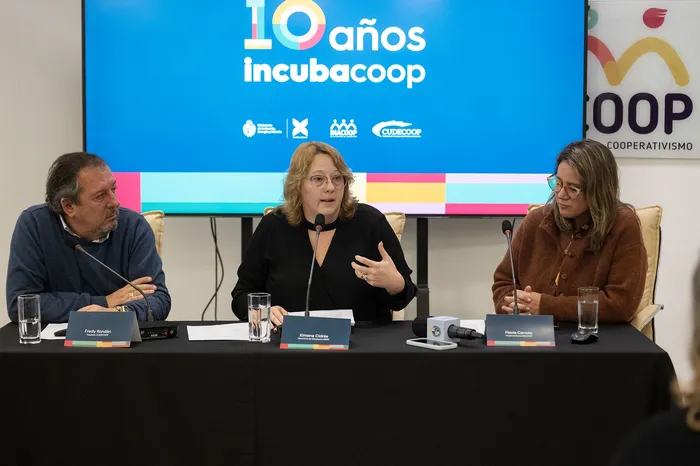 Freddy Rondán, Ximena Cidrás y Flavia Carreto, durante una conferencia de prensa de Incubacoop, el 1 de julio en el edificio de Inacoop. · Foto: Alessandro Maradei