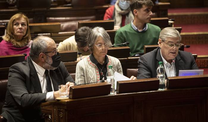 Juan Faroppa, Mariana Mota y Wilder Tayler, de la INDDHH, este martes, en la Asamblea General. · Foto: .