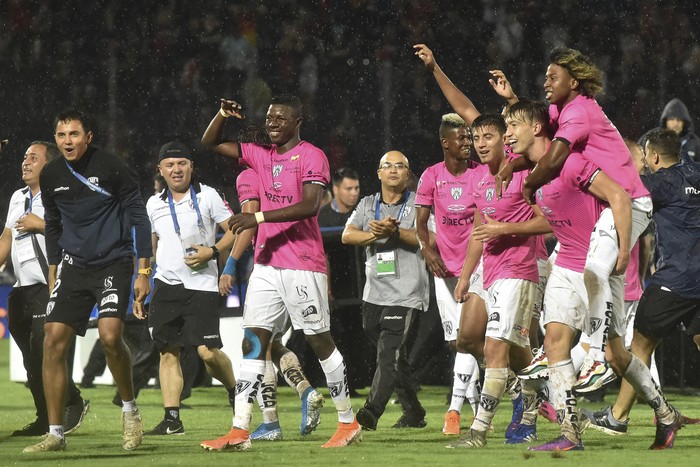 Los jugadores de Independiente del Valle de Ecuador celebran luego de vencer a Colon de Santa Fe en la final de la Copa Sudamericana. · Foto: Norberto Duarte, AFP