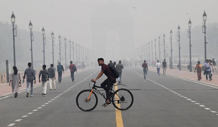 Sendero Kartavya, cerca de la Puerta de la India, en medio de fuertes condiciones de smog en Nueva Delhi. · Foto: Arun Thakur, AFP
