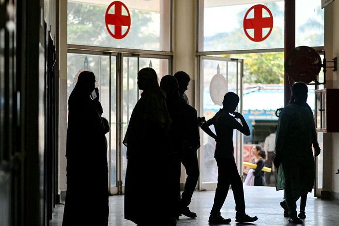 Hospital de Bengaluru durante una huelga nacional de médicos para condenar la violación y el asesinato de una joven médica de Calcuta. · Foto: Idrees Mohammed, AFP