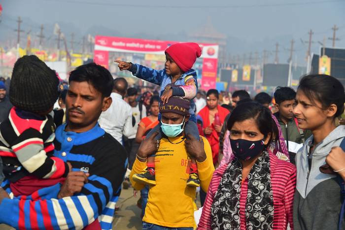 Devotos hindúes durante el festival 'Makar Sankranti', en Prayagraj, India, el 14 de enero. · Foto: Sanjay Kanojia, AFP