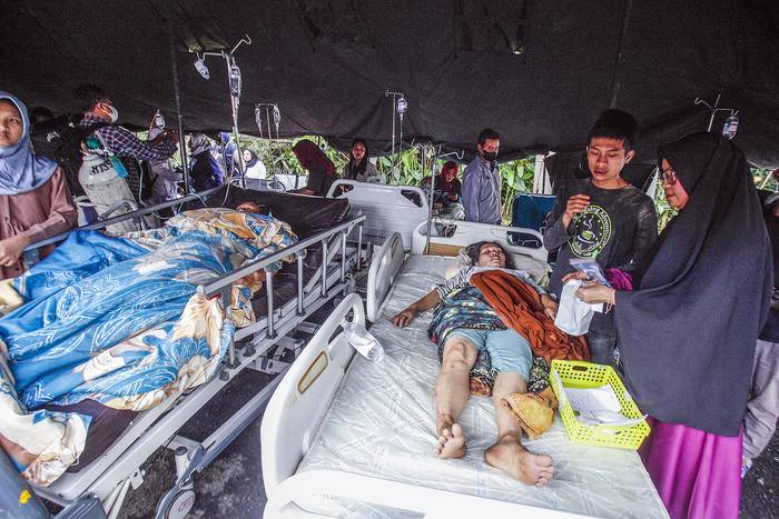 Heridos fuera de un hospital, después de un terremoto en Java, Indonesia (21.11.2022). · Foto: AFP