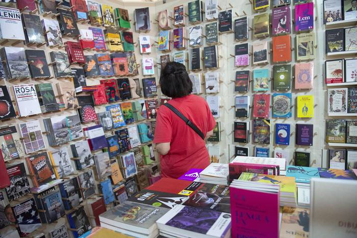 Feria del Libro 2021 en la explanada de la Intendencia de Montevideo. · Foto: Alessandro Maradei