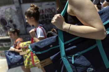 Foto principal del artículo 'Adolescentes mujeres tienen mayor aceptación que los varones hacia la diversidad y la igualdad de género, según reporte del Ineed' · Foto: Ernesto Ryan