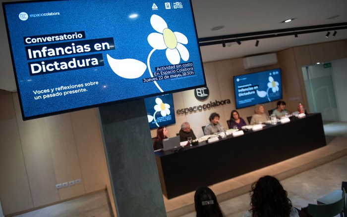 Conversatorio, el 22 de mayo, sobre el libro Infancias en Dictadura. · Foto: Gianni Schiaffarino