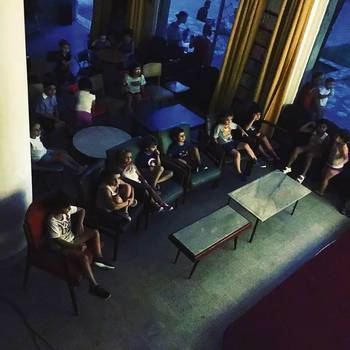 Cine para niños en Giallo Café. Foto: Maximiliano Contenti Cine para niños en Giallo Café. Foto: Maximiliano Contenti