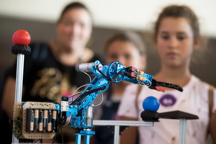 Foto principal del artículo 'Lo que arranca en marzo: clubes de lectura, talleres de teatro, audiovisual, robótica, ilustración y más' · Foto: Federico Gutiérrez