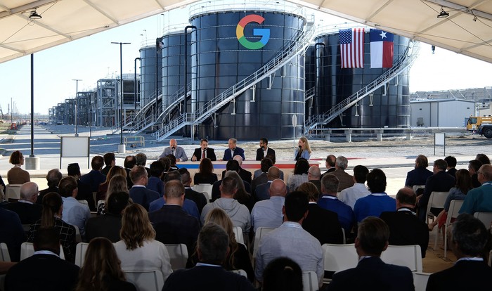 Greg Abbott, gobernador de Texas y Sundar Pichai, Ceo de Google, el 14 de noviembre, en el Data Center de Midlothian, Texas. 
Foto: Ron Jenkins, Getty Images,AFP