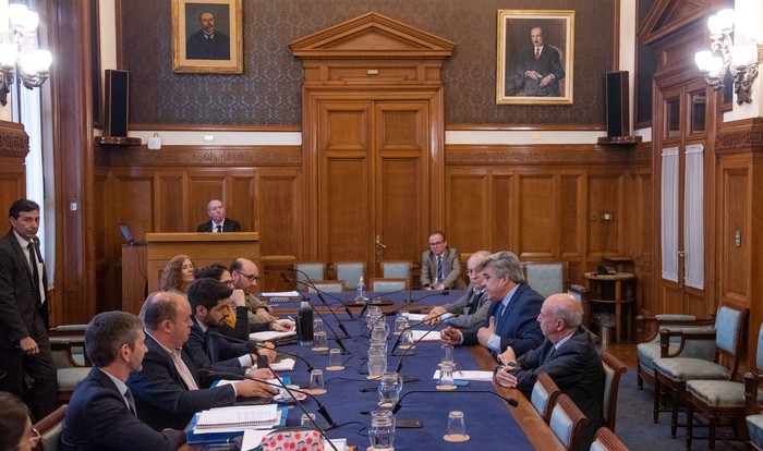 Comisión de Constitución y Legislación, el 27 de mayo, en la Sala de Ministros del Palacio Legislativo. · Foto: Gianni Schiaffarino