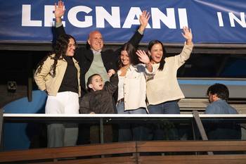 Francisco Legnani  junto a su familia, el 11 de mayo, en el Club Social Canelones. · Foto: Alessandro Maradei