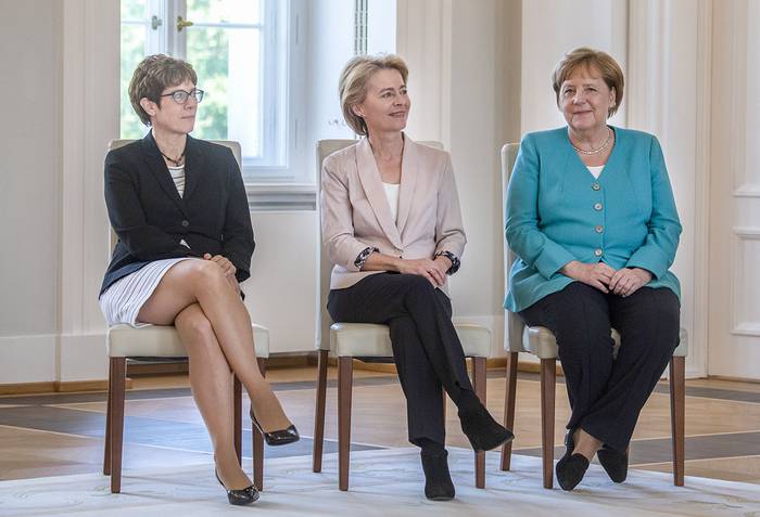 Annegret KrampKarrenbauer, ministra de Defensa de Alemania; su antecesora, Ursula von der Leyen, y la
canciller alemana, Angela Merkel, durante una ceremonia en el palacio Bellevue de Berlín, el 17 de julio.
 · Foto: John Macdougall