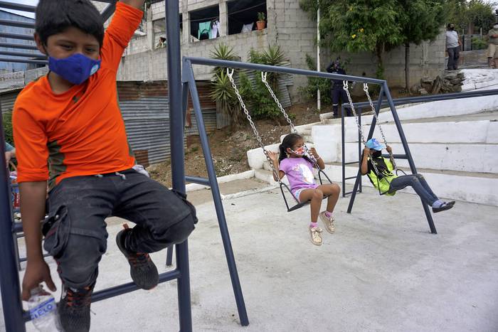 Barrio Ciudad Peronia, Villa Nueva, Guatemala.  · Foto: Johan Ordonez, AFP