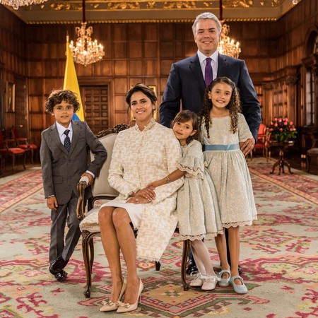 Folleto impreso por la oficina de prensa de la presidencia colombiana mostrando al nuevo presidente,
Iván Duque, acompañado por su familia.
· Foto: Nicolás Galeano, Presidencia de Colombia, AFP Folleto impreso por la oficina de prensa de la presidencia colombiana mostrando al nuevo presidente,
Iván Duque, acompañado por su familia.
· Foto: Nicolás Galeano, Presidencia de Colombia, AFP