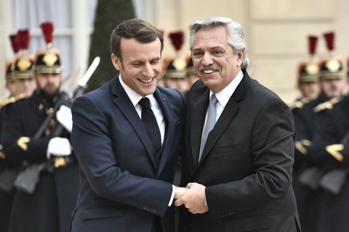 Emmanuel Macron y Alberto Fernández, el miércoles, en Paris.  · Foto: Stephane de Sakutin, AFP