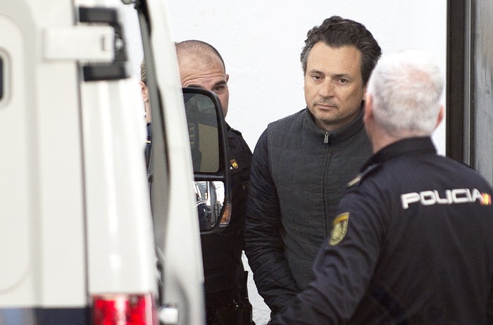 Emilio Lozoya, ex director de PEMEX, es trasladado a una camioneta de la policía en Marbella, España (archivo, febrero de 2020).
 · Foto: Jorge Guerrero / AFP