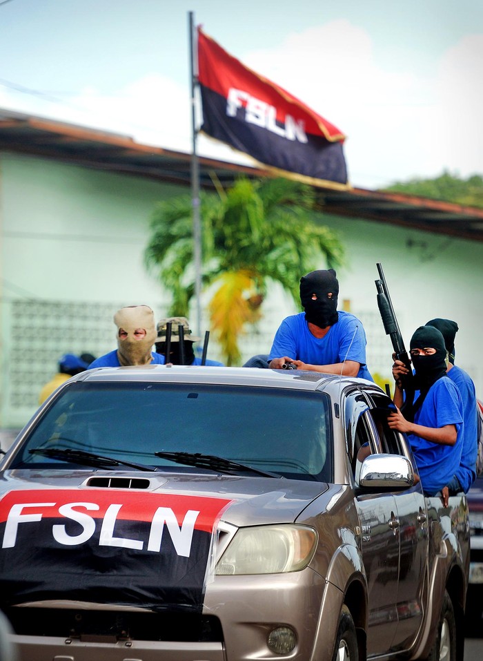 Paramilitares recorren el barrio Monimbo, en Masaya, el 18 de julio, luego de enfrentamientos con manifestantes antigubernamentales.  · Foto: Marvin Recinos, AFP