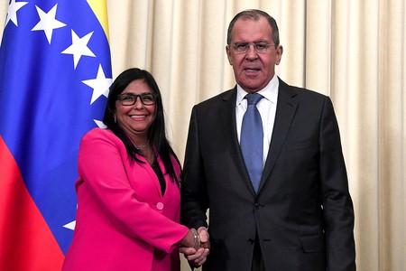 El ministro de Relaciones Exteriores ruso, Sergei Lavrov, y la vicepresidenta venezolana, Delcy Rodríguez, al final de su reunión en Moscú, ayer. Foto de Kirill Kudryavtsev, afp · Foto: Kirill Kudryavstsev, AFP El ministro de Relaciones Exteriores ruso, Sergei Lavrov, y la vicepresidenta venezolana, Delcy Rodríguez, al final de su reunión en Moscú, ayer. Foto de Kirill Kudryavtsev, afp · Foto: Kirill Kudryavstsev, AFP