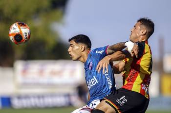 Lucas Villalba, de Nacional, y Mauro Martin, de Progreso, en el estadio Abraham Paladino (archivo). · Foto: Ernesto Ryan