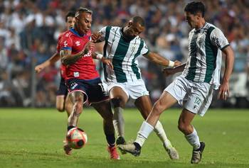 Eduardo Vargas, de Nacional, y Lucas Monzón y Ramiro Brazionis, de Racing, el 16 de marzo, en el Viera. · Foto: Alessandro Maradei