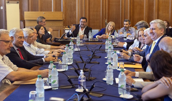 Reunión de bancadas de senadores y diputados de todos los partidos con Alejandro Sánchez y Carolina Cosse, el 17 de febrero, en la sala de ministros del Senado. · Foto: Ernesto Ryan