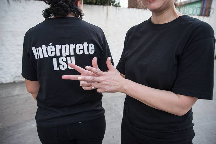 Intérpretes de lengua de señas de la murga Metele que son Pasteles. · Foto: Natalia Rovira