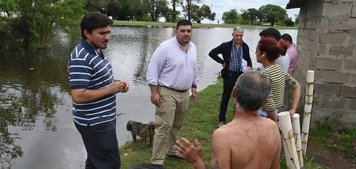 Nicolás Olivera, intendente de Paysandú, junto al Comité Departamental de Emergencias, el 23 de octubre, sobre el río Uruguay. Foto: Intendencia de Paysandú.
