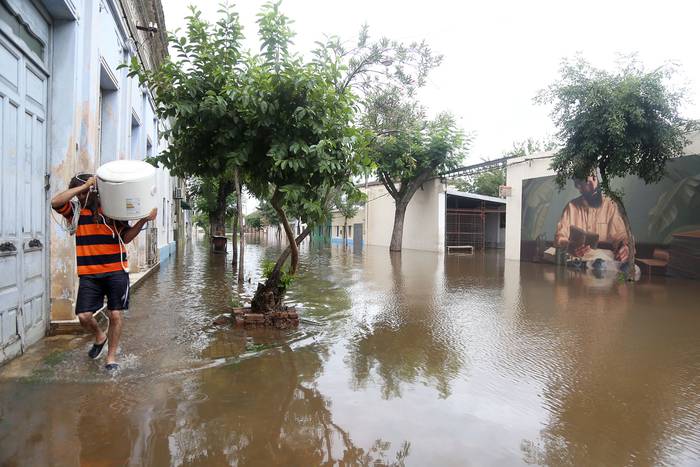Inundaciones en zona portuaria, en la ciudad de Salto. · Foto: Marcelo Cattani