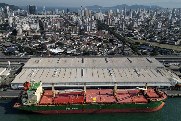 Vista aérea del puerto de Santos, el mayor complejo portuario de América Latina. · Foto: Evaristo Sa, AFP