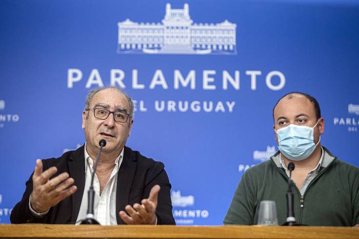 Gustavo Olmos y Nicolás Viera en conferencia de prensa, este lunes, luego de la Comisión Investigadora. · Foto: .