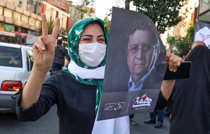 Una partidaria del candidato Abdolnasser Hemmati, ayer,en la capital iraní, Teherán.

 · Foto: Atta Kenare, Afp