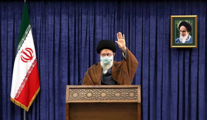 El líder supremo de Irán, el ayatolá Ali Khamenei, este domingo, en videoconferencia en Teherán. · Foto: Khamenei.ir, AFP