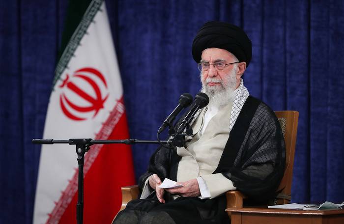El ayatolá Ali Khamenei, líder supremo iraní, durante una reunión con miembros del Consejo de Discernimiento de Conveniencia iraní, en Teherán (12.10.2022). · Foto: Gobierno iraní, EFE