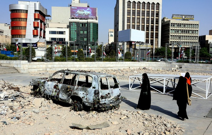 Ambulancia de la Media Luna Roja Iraní destruida durante un ataque israelí, el 23 de junio, en Teherán. · Foto: Atta Kenare, AFP
