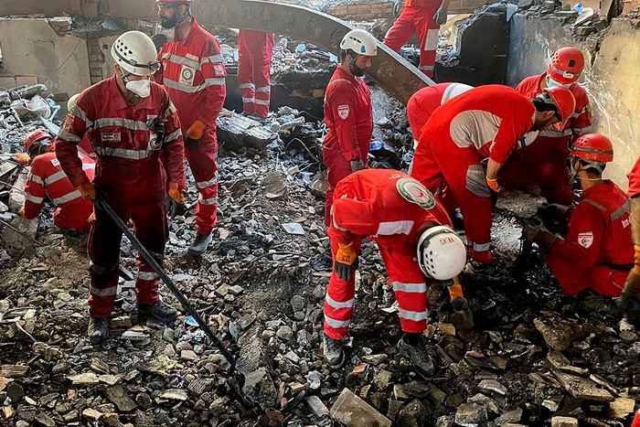 Rescatistas buscan entre los escombros de un edificio en Teherán, blanco de ataques israelíes. · Foto: Media Luna Roja iraní, AFP