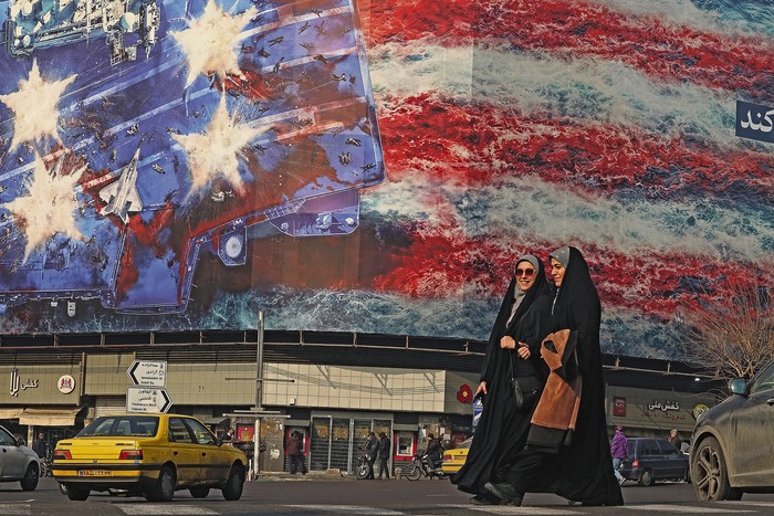 Mujeres iraníes en la plaza Enqelab, en Teherán. · Foto: Atta Kenare, AFP